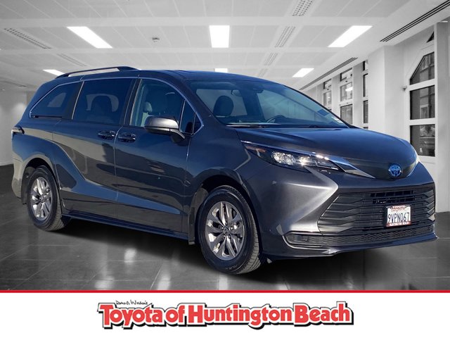 2025 Toyota Sienna LE