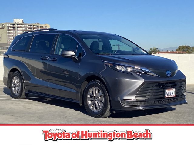2025 Toyota Sienna LE