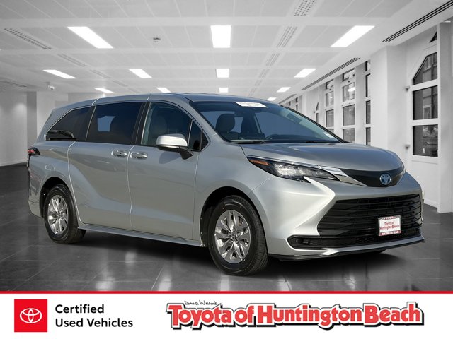 2025 Toyota Sienna LE
